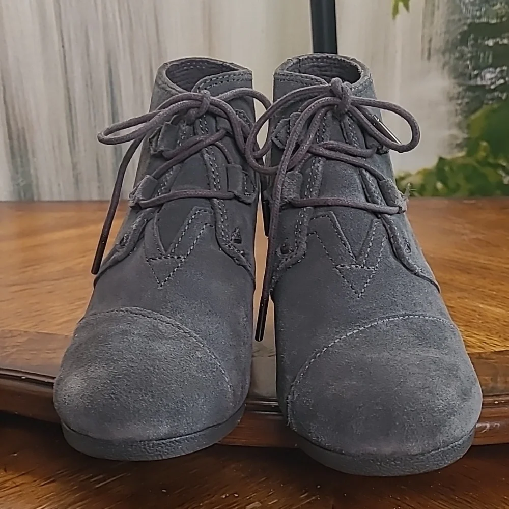 New! Toms Womens 8 Gray Suede Wedge Ankle Bootie Shoes